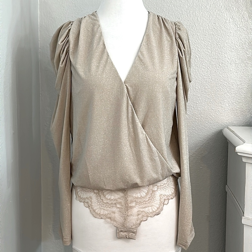 Easel Long Sleeve Relaxed V-Neck‎ Gold Shimmer Bodysuit Top Size Small